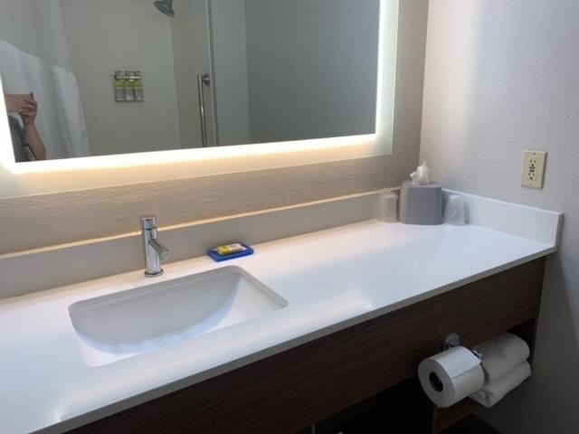Holiday Inn Express Adrian By Ihg Esterno foto